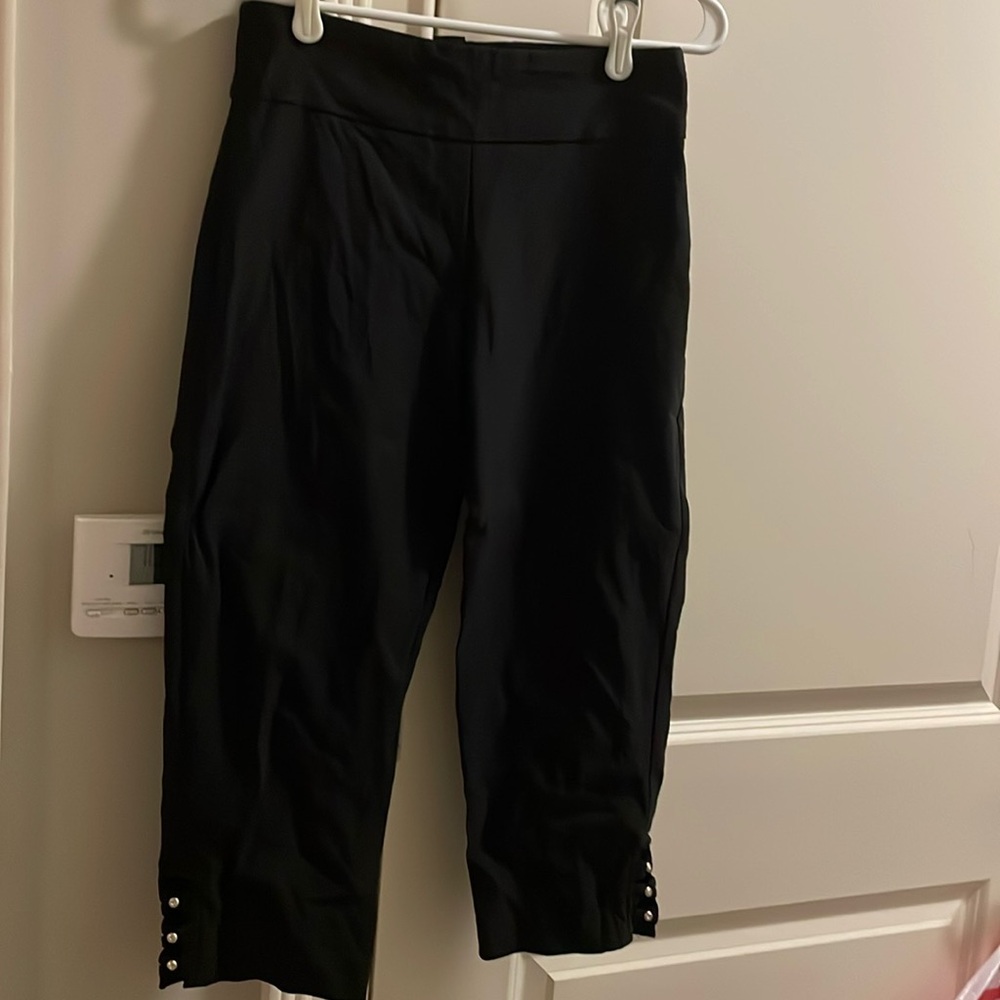 Black capri pants by Attyre